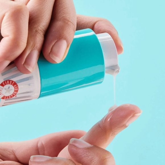 First Aid Beauty 10% Vitamin C Brightening Serum FULL SIZE - Picture 2 of 6